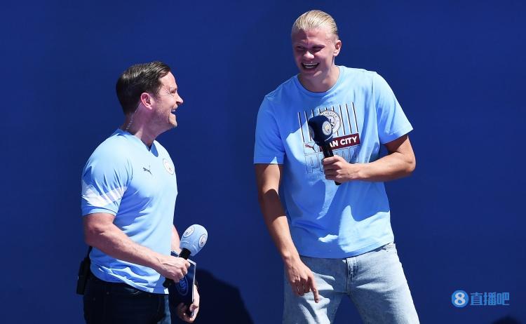 Doinb更新解说杯照片：工作照