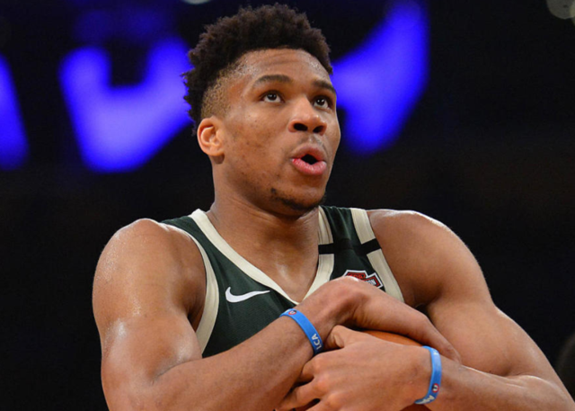 詹姆斯26+10助攻里程碑东契奇36+9 湖人逆转灰熊